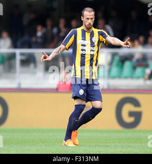 Verona, Italien... 27. Sep, 2015. Hellas Verona Verteidiger Evangelos Moras Gesten während der italienischen Serie A-Fußball-match zwischen Verona FC V SS Lazio im Bentegodi Stadion am 27. September 2015 in Verona. Bildnachweis: Andrea Spinelli/Alamy Live-Nachrichten Stockfoto