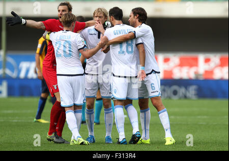 Verona, Italien... 27. Sep, 2015. Lazio-Spieler feiert die Gewinner am Ende der italienischen Serie A Fußballspiel zwischen Verona FC V SS Lazio im Bentegodi Stadion am 27. September 2015 in Verona. Bildnachweis: Andrea Spinelli/Alamy Live-Nachrichten Stockfoto