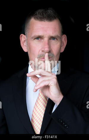 Porträt der schönen Geschäftsmann mit Finger an den Mund Stockfoto