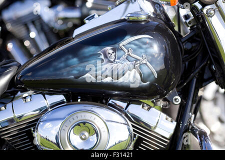 Harley Davidson Motorrad-Tank mit dem Sensenmann Spray gemalt Stockfoto