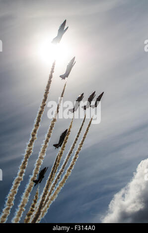 Patrulla Águila (spanisch für "Eagle Patrol') ist die aerobatic Demonstration team von der spanischen Luftwaffe. Klettern in der Sonne Stockfoto