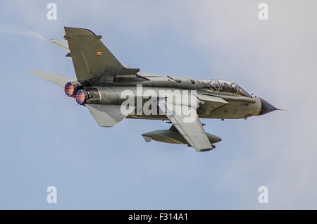 Die italienische Luftwaffe Panavia Tornado Kampfflugzeug fliegt auf der Royal International Air Tattoo Airshow. RAF Fairford. UK Stockfoto