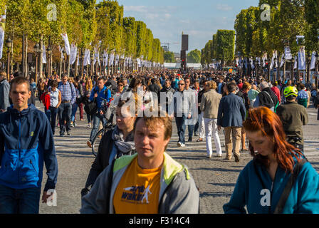 Paris, Frankreich, Crowd Scene, Teilnehmer am Environmental Street Event, 'Journée Sans voiture', (Paris ohne C-ars), Avenue des Champs-Elyees, Reportage Photography Stockfoto