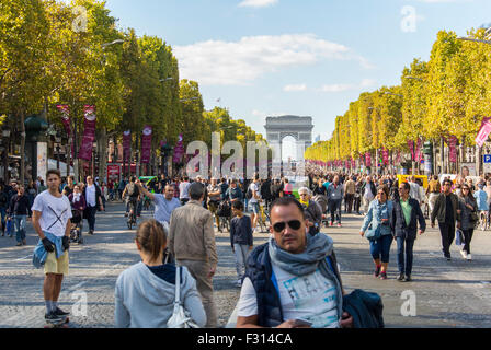 Paris, Frankreich, Crowd Walking, Teilnehmer am Environmental Street Event, „Journée Sans Voiture“, (Paris ohne Autos), Avenue des Champs-Elyees, Stockfoto