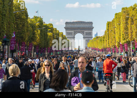 Paris, Frankreich, Teilnehmer der Environmental Street Event, „Journée Sans Voiture“, (Paris ohne Autos), Avenue des Champs-Elyees, „Arc de Triomphe“, Crowdszene Stockfoto