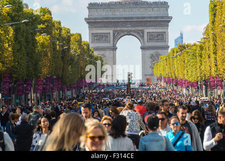 Paris, Frankreich, große Menschenmengen, die an der Environmental Street Event teilnehmen, „Journée Sans voiture“, (Paris ohne Autos), Avenue des Champs-Elyees, „Arc de Triomphe“ Stockfoto