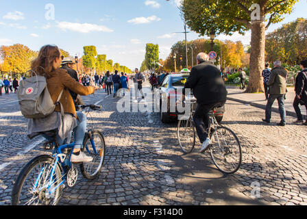 Paris, Frankreich, Crowd People, die am Environmental Street Event teilnehmen, 'Journée Sans voiture', (Paris ohne C-ars), Avenue des Champs-Elyees, Radfahren europa, städtischer öffentlicher Raum Mobilitätsökologie, Outdoor Fitness Fahrradtour durch frankreich Stockfoto