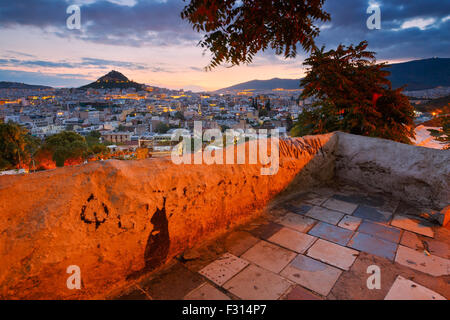 Ansicht von Athen von Lycabettus-Hügel beherrscht. Bild entnommen Anafiotika in der Altstadt. Stockfoto