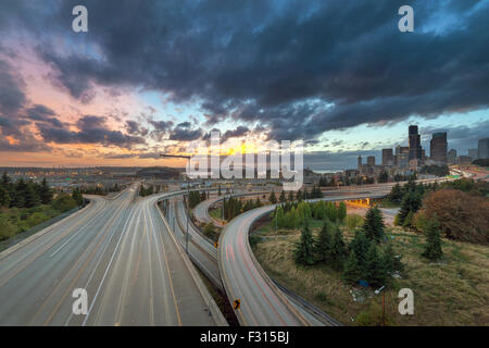 Farbenfrohen Sonnenuntergang über Seattle Washington Stadt Skyline und Interstate Autobahn Stockfoto