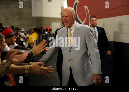 Houston, TX, USA. 27. Sep, 2015. Houston Texans Besitzer Bob McNair schüttelt Hände mit den Fans Weg zurück in die Kabine vor der NFL Spiel der regulären Saison zwischen Houston Texans und die Tampa Bay Buccaneers von NRG-Stadion in Houston, TX. Kredit-Bild: Erik Williams/Cal Sport Media/Alamy Live News Stockfoto