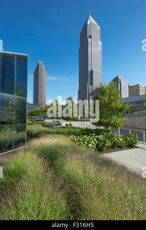 KEY BANK TURM DES GEBÄUDES (© CESAR PELLI 1991) DIE MALL KOSTENLOSEN ÖFFENTLICHEN GÄRTEN DOWNTOWN CLEVELAND OHIO USA Stockfoto