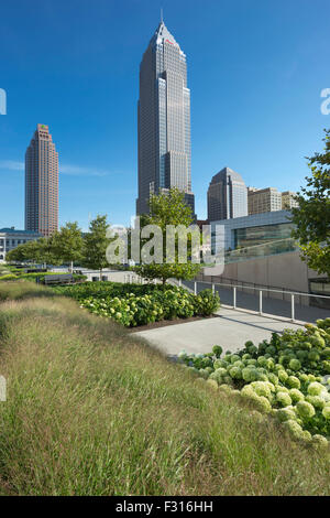 KEY BANK TURM DES GEBÄUDES (© CESAR PELLI 1991) DIE MALL KOSTENLOSEN ÖFFENTLICHEN GÄRTEN DOWNTOWN CLEVELAND OHIO USA Stockfoto