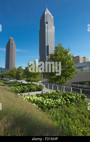 KEY BANK TURM DES GEBÄUDES (© CESAR PELLI 1991) DIE MALL KOSTENLOSEN ÖFFENTLICHEN GÄRTEN DOWNTOWN CLEVELAND OHIO USA Stockfoto