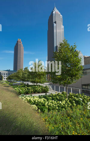 KEY BANK TURM DES GEBÄUDES (© CESAR PELLI 1991) DIE MALL KOSTENLOSEN ÖFFENTLICHEN GÄRTEN DOWNTOWN CLEVELAND OHIO USA Stockfoto