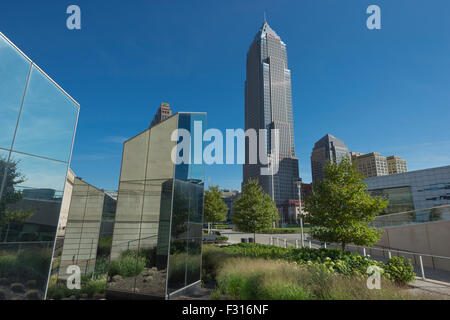 SKULPTUR KEY BANK TURM DES GEBÄUDES (© CESAR PELLI 1991) DIE MALL KOSTENLOSEN ÖFFENTLICHEN GÄRTEN DOWNTOWN CLEVELAND OHIO USA Stockfoto