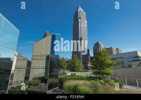 SKULPTUR KEY BANK TURM DES GEBÄUDES (© CESAR PELLI 1991) DIE MALL KOSTENLOSEN ÖFFENTLICHEN GÄRTEN DOWNTOWN CLEVELAND OHIO USA Stockfoto