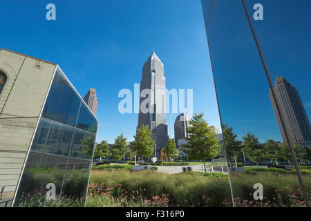 SKULPTUR KEY BANK TURM DES GEBÄUDES (© CESAR PELLI 1991) DIE MALL KOSTENLOSEN ÖFFENTLICHEN GÄRTEN DOWNTOWN CLEVELAND OHIO USA Stockfoto