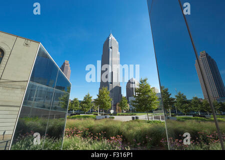 SKULPTUR KEY BANK TURM DES GEBÄUDES (© CESAR PELLI 1991) DIE MALL KOSTENLOSEN ÖFFENTLICHEN GÄRTEN DOWNTOWN CLEVELAND OHIO USA Stockfoto