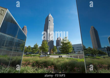 SKULPTUR KEY BANK TURM DES GEBÄUDES (© CESAR PELLI 1991) DIE MALL KOSTENLOSEN ÖFFENTLICHEN GÄRTEN DOWNTOWN CLEVELAND OHIO USA Stockfoto