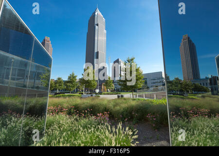 SKULPTUR KEY BANK TURM DES GEBÄUDES (© CESAR PELLI 1991) DIE MALL KOSTENLOSEN ÖFFENTLICHEN GÄRTEN DOWNTOWN CLEVELAND OHIO USA Stockfoto