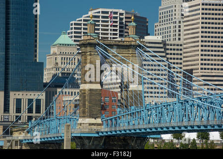 ROEBLING SUSPENSION BRIDGE (© JOHN REOBLING 1867) DOWNTOWN CINCINNATI OHIO USA Stockfoto