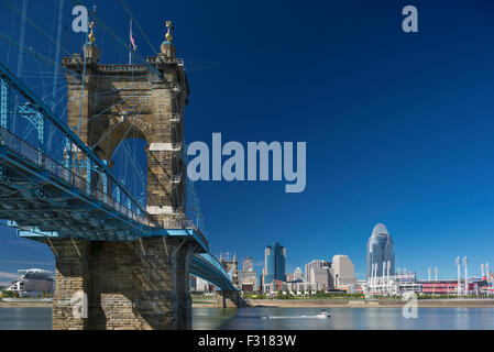 ROEBLING SUSPENSION BRIDGE (© JOHN REOBLING 1867) DOWNTOWN CINCINNATI OHIO USA Stockfoto