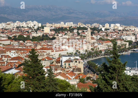 Blick auf Split Hafen, Altstadt und darüber hinaus von oben in Kroatien. Stockfoto