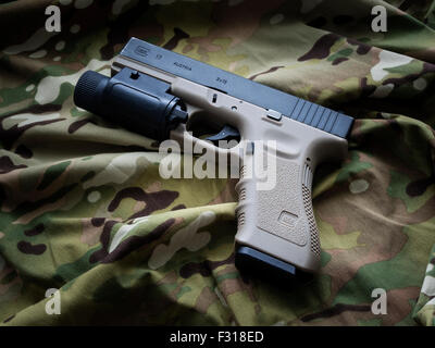Los Angeles, CA, USA - 11. September 2015: Glock 17 9x19mm halbautomatische Pistole - Waffe von Strafverfolgungs-Profis. Stockfoto