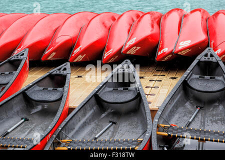 Regenwetter, so dass keine Clients für die roten Kanus am Lake Louise, Banff Nationalpark, Alberta, Kanada, Nordamerika. Stockfoto