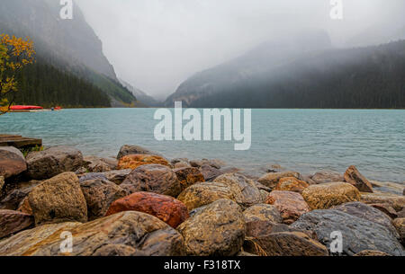 Nebel und Regen eine geheimnisvolle Stimmung am Lake Louise, Banff Nationalpark, Alberta, Kanada, Nordamerika zu schaffen. Stockfoto