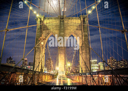 Blick auf historischen Brooklyn Bridge bei Nacht gesehen von der Fußgängerzone Stockfoto