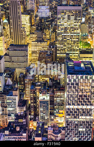 Schöne New York Citylights an Gebäuden, die von oben gesehen Stockfoto