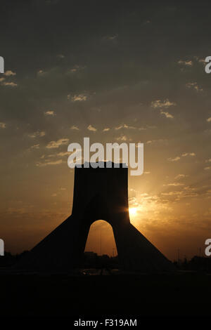 Azadi-Turm im Sonnenuntergang Himmel, Teheran, Iran Stockfoto