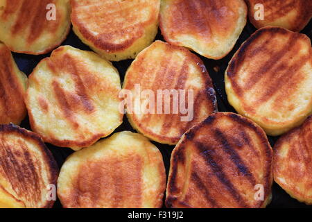 Köstliche hausgemachte Käse-Pfannkuchen mit Rosinen in einer Pfanne Stockfoto