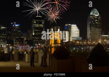 CINCINNATI OHIO SKYLINE DER INNENSTADT VON RIVERCENTER WATERFRONT COVINGTON KENTUCKY USA Stockfoto