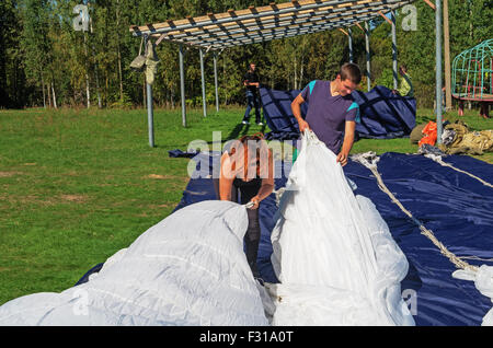 Fallschirmspringer - 2014. Verpackung von Fallschirmen. Stockfoto