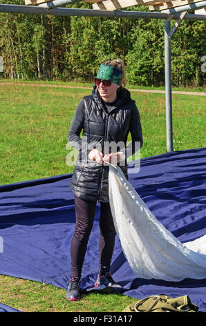 Fallschirmspringer - 2014. Verpackung von Fallschirmen. Stockfoto