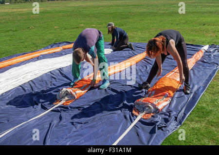 Fallschirmspringer - 2014. Verpackung von Fallschirmen. Stockfoto