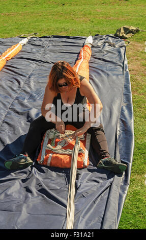 Fallschirmspringer - 2014. Verpackung von Fallschirmen. Stockfoto