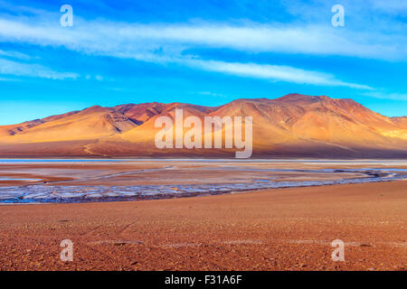 Salar de Tara mit farbigen Hügeln im Hintergrund (Nationalpark Los Flamencos, Atacama, Chile) Stockfoto