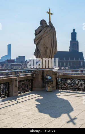 Stadtbild von Wroclaw/Breslau, Polen, Europa aus der Universität-Turm. Komposition mit alte Statue mit Kreuz und Schatten. Stockfoto