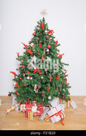 Schönen Weihnachtsbaum im Wohnzimmer Stockfoto