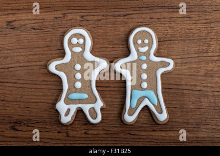 Pfefferkuchen-Mann und Frau auf einem hölzernen Hintergrund Stockfoto