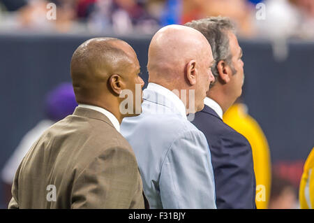 Houston, TX, USA. 27. Sep, 2015. Houston Texans Besitzer Bob McNair (c) seinem Sohn Cal McNair (vorne) und general Manager Rick Smith (hinten) während die NFL Football-Spiel zwischen den Tampa Bay Buccaneers und die Houston Texans NRG-Stadion in Houston, TX. Rudy Hardy/CSM/Alamy Live-Nachrichten Stockfoto