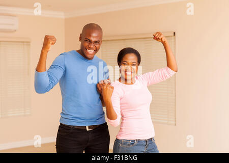 fröhliche junge afrikanische paar Faust nach Kauf einer neuen Wohnung zu halten Stockfoto