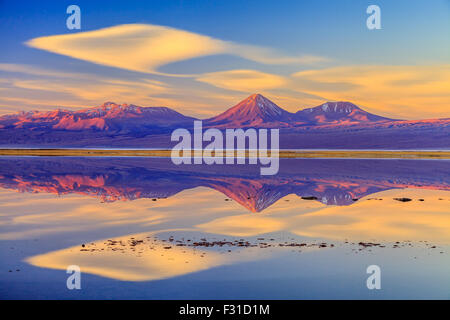 Volcan Licancabur spiegelt sich in Laguna Tebinquinche bei Sonnenuntergang Stockfoto