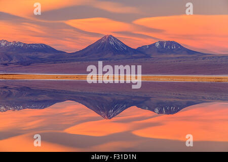 Volcan Licancabur spiegelt sich in Laguna Tebinquinche bei Sonnenuntergang Stockfoto