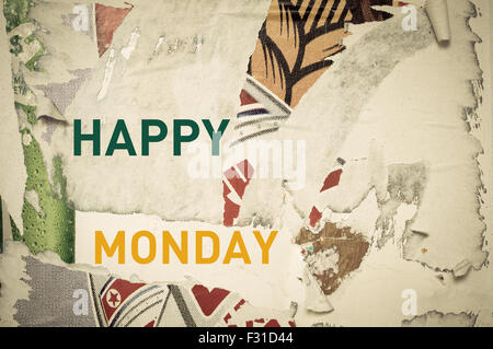 Happy Monday - inspirierende Botschaft auf Vintage Grunge Hintergrund mit alten zerrissenen Plakate geschrieben. Motivations Begriff Bild Stockfoto