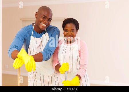 Afrikanische Brautpaar Reinigung ihrer Wohnung Stockfoto