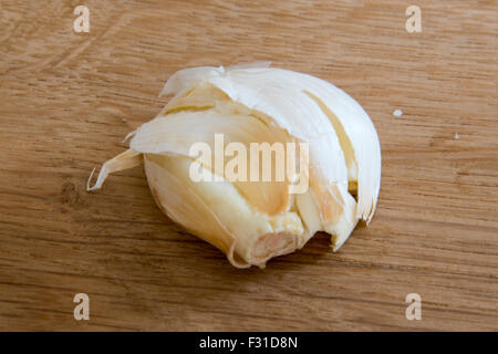 Zerdrückte Knoblauchzehe mit Haut-peeling Stockfoto